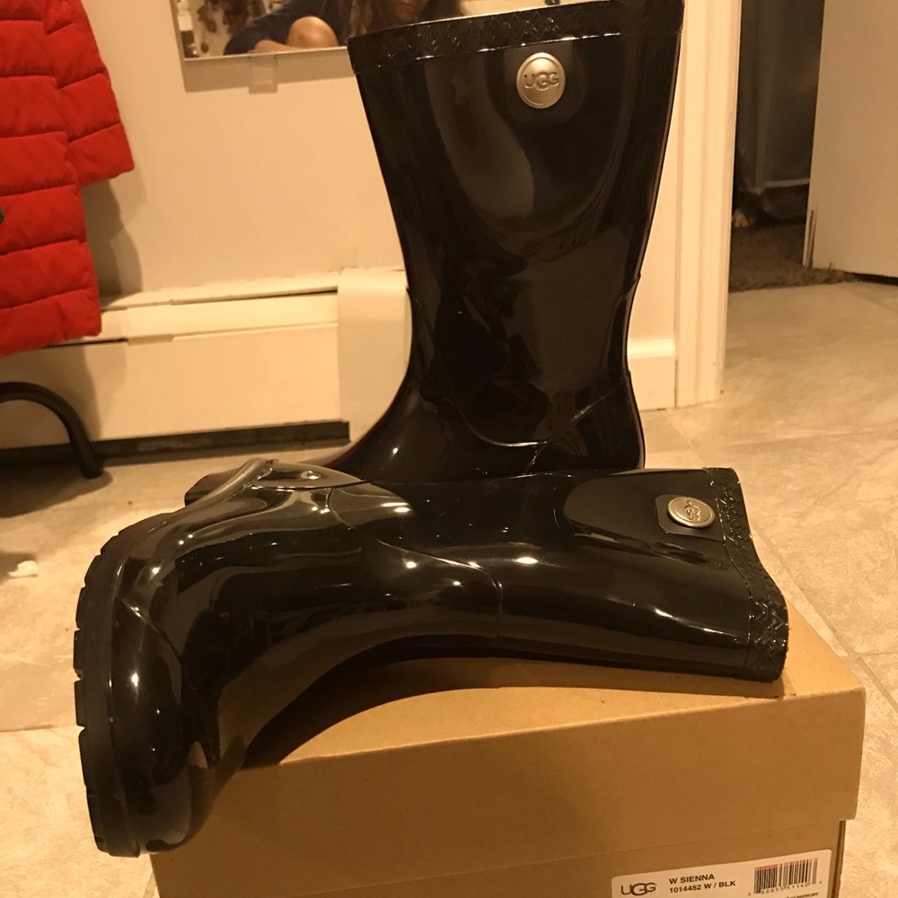 Ugg’s sienna rain boot